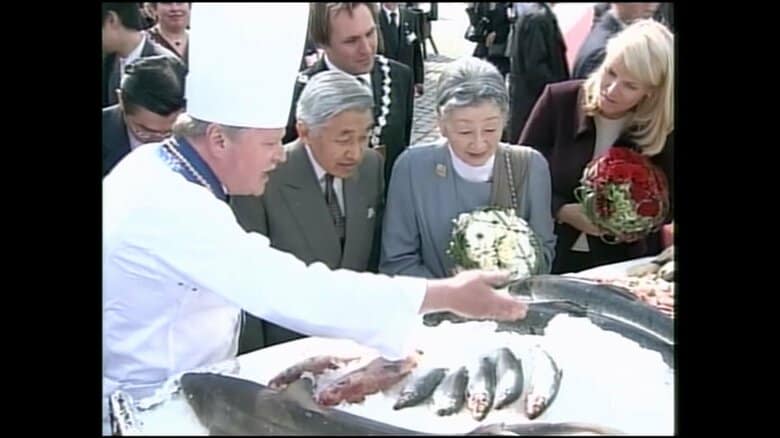 魚市場を見学される両陛下