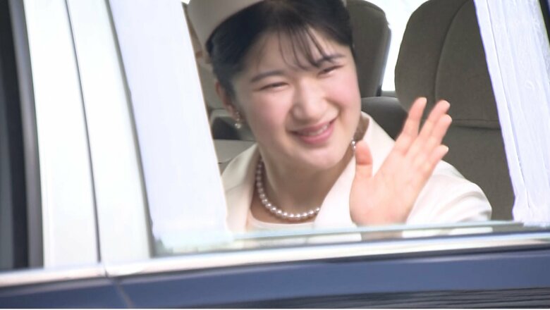 皇居に戻られる際も笑顔