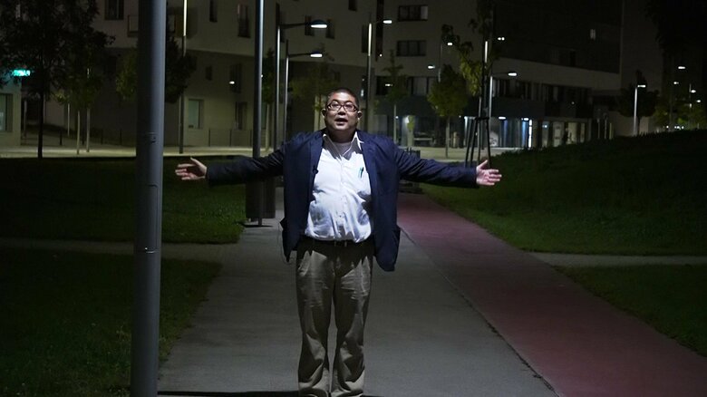 白い街灯が広く明るく照らす