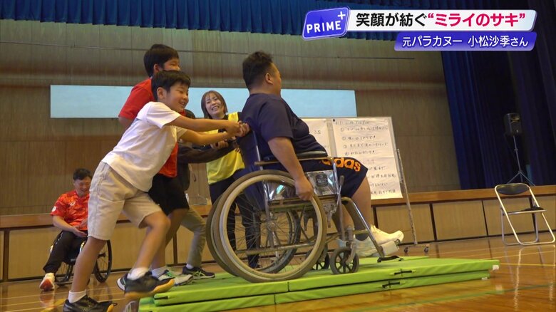 ちょっと重ため…な豊ノ島さんを、力を合わせて段差の上に押し上げる子どもたち