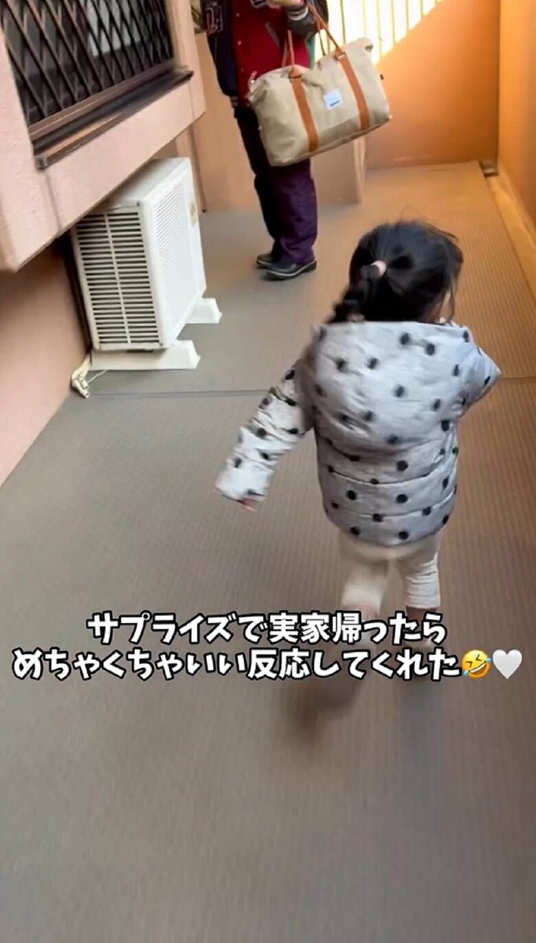 小走りで玄関へ向かう