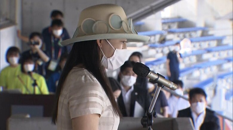 閉会式でおことばを述べられる承子さま