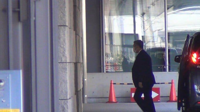 麻生氏と面会するため議員会館に入る佐藤前総務会長(正午過ぎ 東京･千代田区）