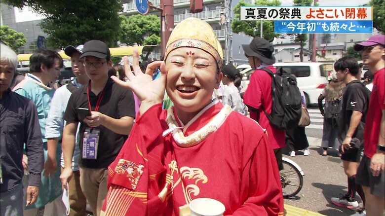 梅干しを食べて「おいしー」と笑顔の踊り子