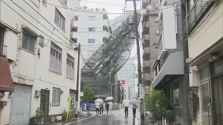 工事中のマンションの足場が倒れる