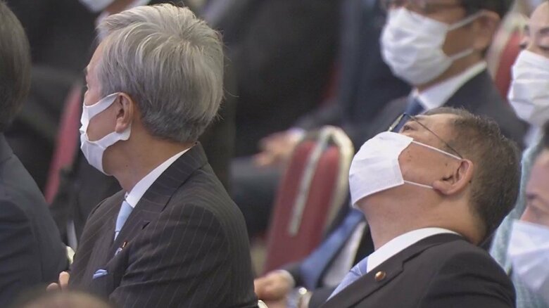 開票結果を受けて天を仰ぐ石破氏