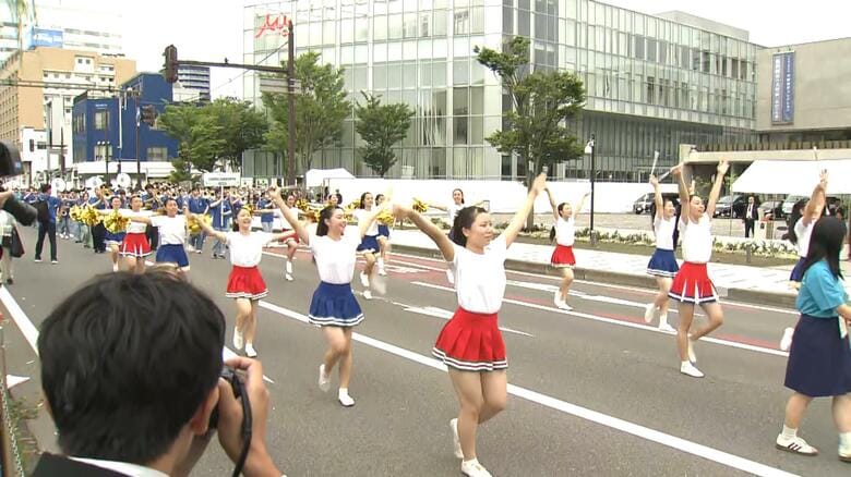 秋田市広小路で行われたパレード
