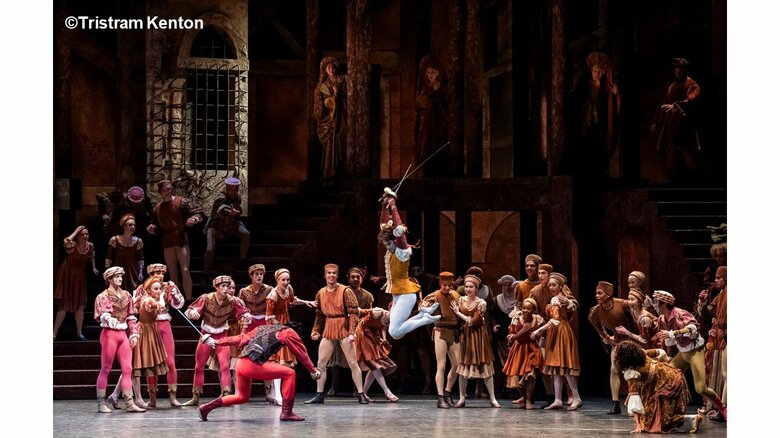 見どころの一つ、ソード・ファイト（左：平野さん）