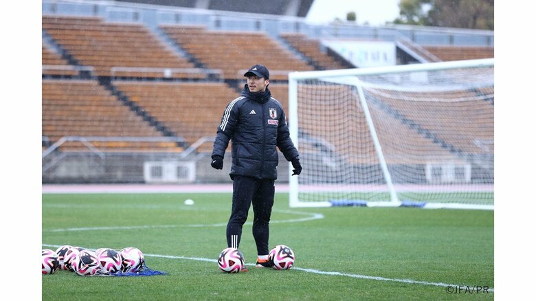 練習のサポートをする越智氏
