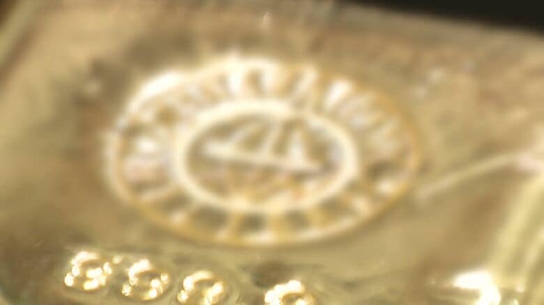 女性はインゴットと現金を手渡した（イメージ写真）