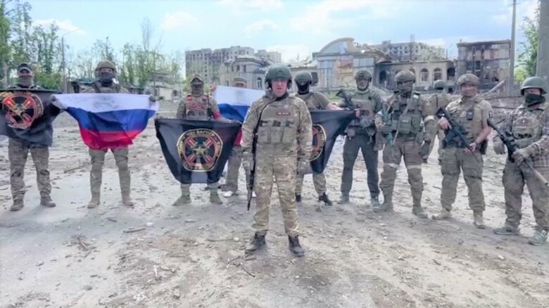 ロシアの民間軍事会社「ワグネル」の創設者プリゴジン氏（中央）とワグネル戦闘員。