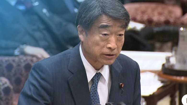 答弁する根本厚生労働大臣