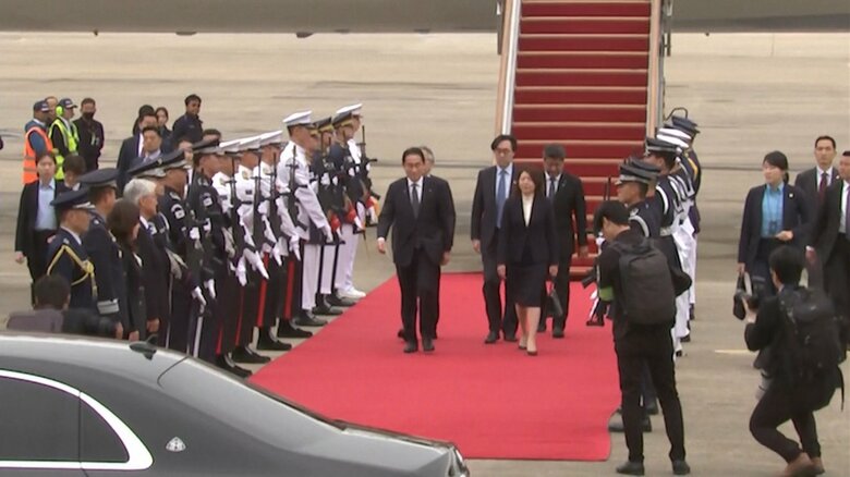 7日午前、ソウル空軍基地に到着した岸田首相