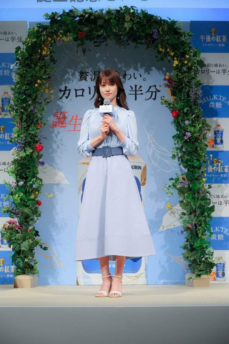 ブルーのワンピースで登場した深田恭子さん