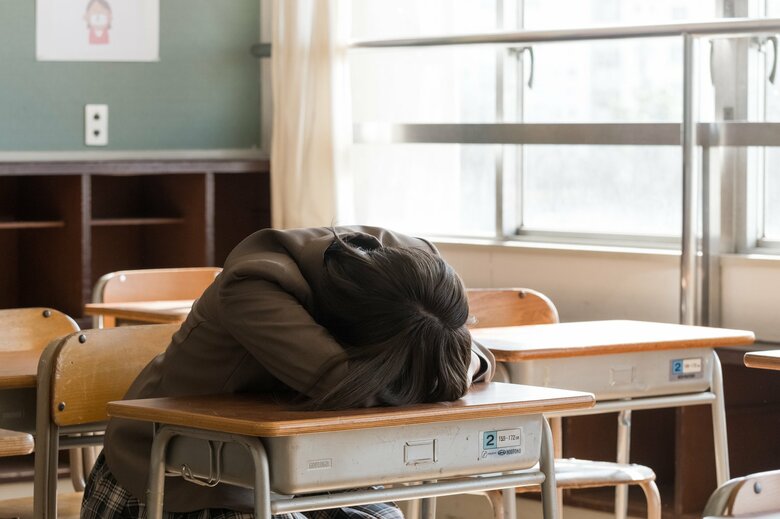 加害者は孤立感を募らせる子どもを狙う（画像：イメージ）