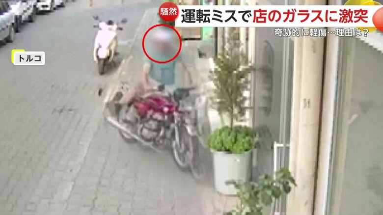 バイクの男性が店のガラスに突っ込む瞬間（6日、トルコのエーゲ海地方）④
