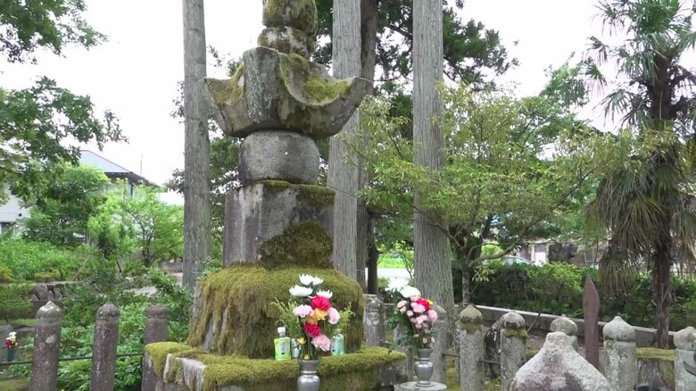 義景の墓にはいまも花が手向けられている