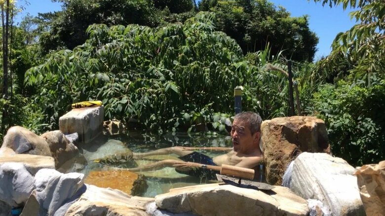 自家製の露天風呂でくつろぐ姿