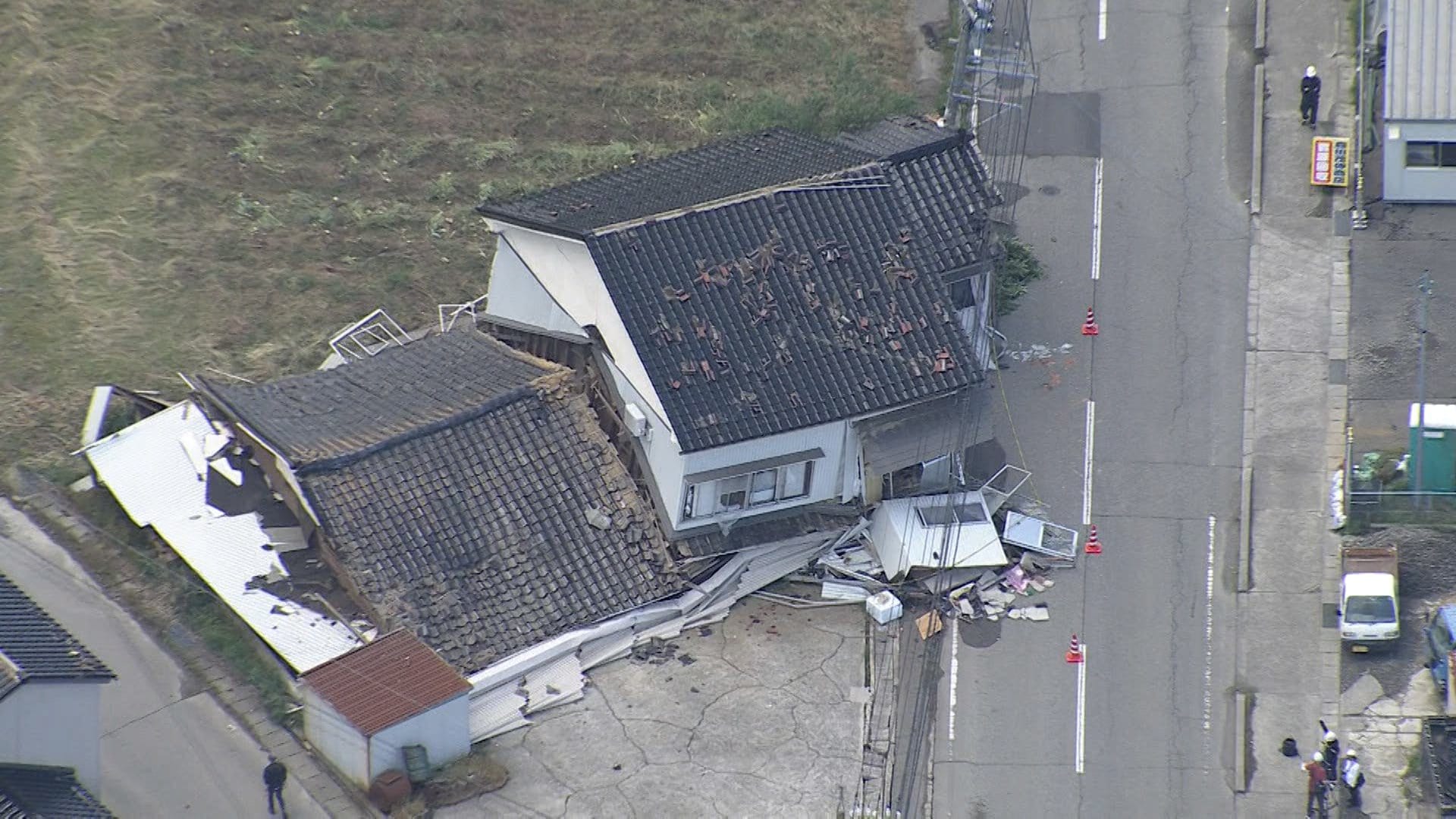 石川・能登でまた震度5強　津幡町で女性1人大けが　輪島市では過去に被災の家屋5棟が倒壊か　北陸新幹線は運転再開
