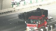 「ワゴン車が横転している」首都高湾岸線でIC分岐部分に突っ込み横転…20代男性ドライバー搬送も軽傷