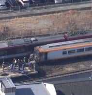 【速報】特急電車と車が踏切で接触　近鉄京都線「新祝園駅」付近　現場から煙確認　車は炎上か…ケガ人は確認中　新田辺～高の原駅の上下線で運転見合わせ　京都府