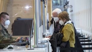 ドイツ 医療用マスク義務化 公共交通機関や店舗で着用