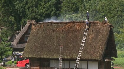 世界遺産の資料館で火災、ハチの駆除中に引火したか　茅葺き屋根が焼ける　放水による屋根の崩落は回避　富山・菅沼合掌造り集落