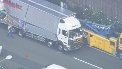 東名高速で3台絡む事故　パンクしたトラックに別のトラックが衝突、作業していた修理業者の男性下敷きになり死亡