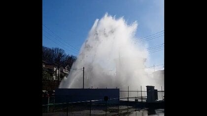 「お風呂中に排水口から茶色い水…」水道管が破裂し大量の水噴出　道路冠水し周辺住宅では断水…老朽化が原因　埼玉・所沢市