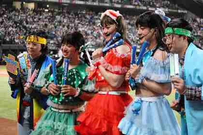 【ファイターズ】ファン約2万5000人が熱狂！エスコン「FFES」〈ファイターズ選手がリアル野球盤や来シーズン限定ユニフォーム披露！〉新庄監督サプライズ発表“ソフトバンク戦の開幕投手”は伊藤大海投手に