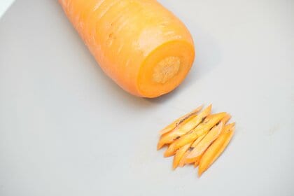 薄く切ったヘタを千切りにした状態(筆者撮影)