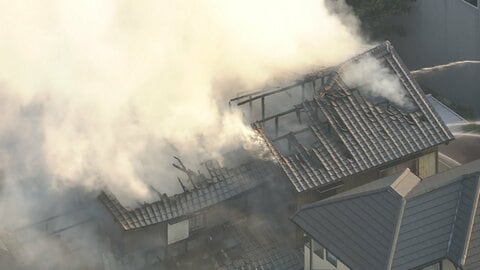 2階建て住宅全焼し夫婦とみられる遺体発見　同居する息子は外出中で無事　愛知・大治町
