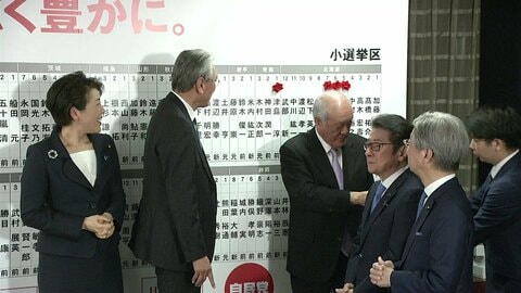 「圧勝ではないか」自民党で次々当選の“花付け”始まる「若い人が推し活のように選挙に」圧倒的勝利で高市首相に期待の声【衆院選2026】