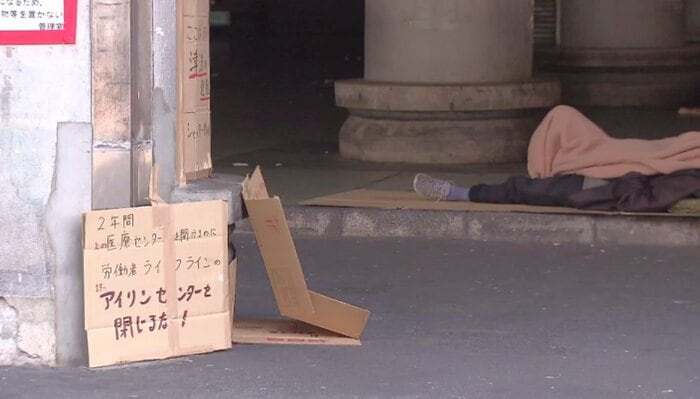 閉鎖後もホームレスが寝泊まりする状況続く
