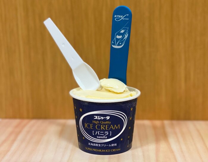 左:普通のプラスチックスプーン 右:N700Sアルミアイスクリームスプーン(提供:ジェイアール東海パッセンジャーズ)