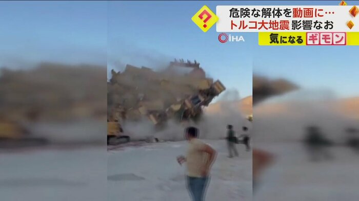 ビルの倒壊から逃げる人々