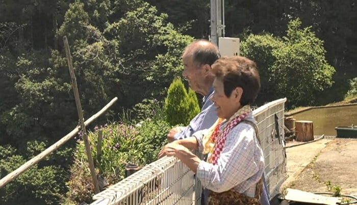 子どもたちを見送る満栄さんと淳恵さん