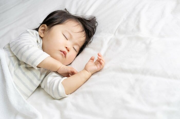 遅寝の乳幼児には午前中の昼寝が有効な場合も(画像はイメージ)