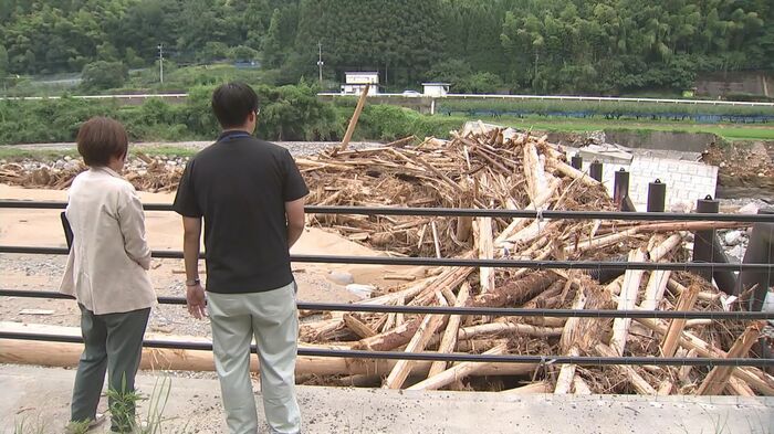 小野川スリットがせき止めた大量の流木