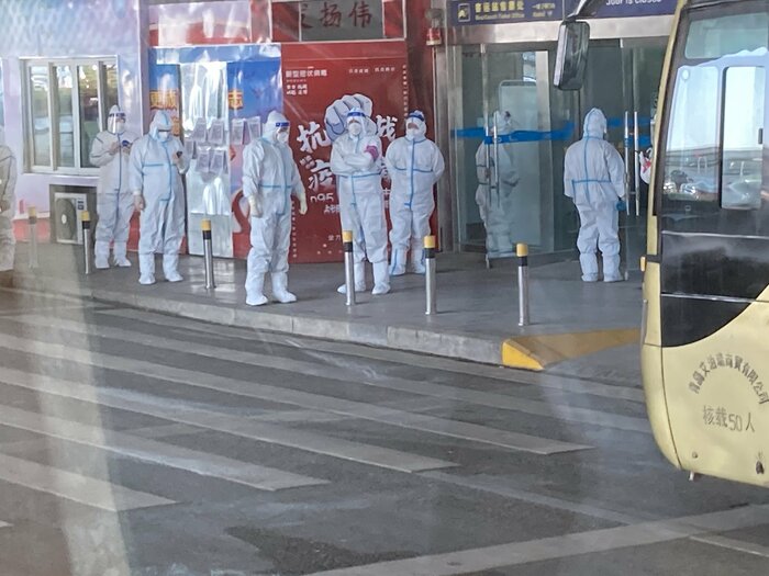 空港の出入り口にも多くの防護服姿が