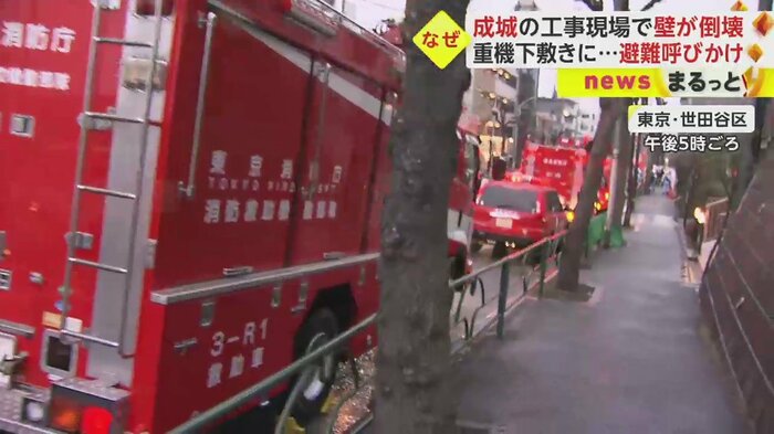 消防車両が並ぶ現場。この画像右手が、倒壊現場だ(2月13日夕方撮影)