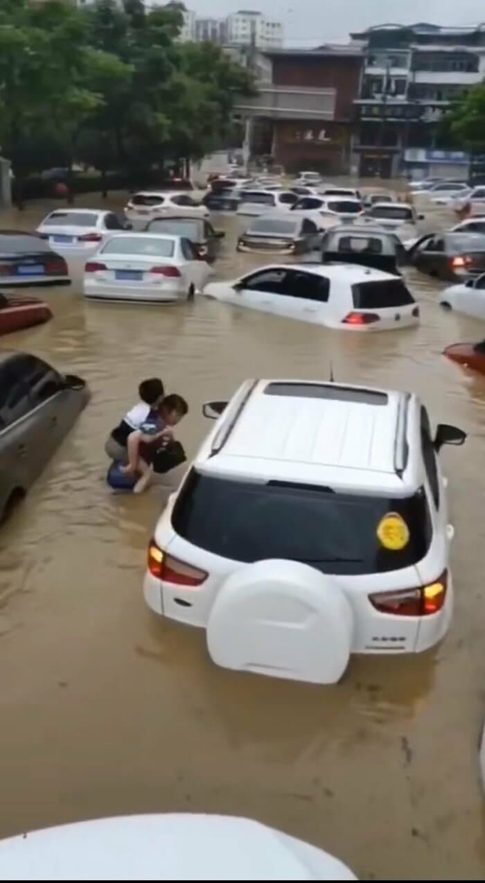 多数の車が水没し、水に浸かって避難する人も。湖北省恩施市(ウェイボより)
