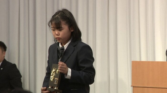 「辻ジュニアスポーツ賞」表彰式（3月・秋田市）で盾を手にする石澤さん
