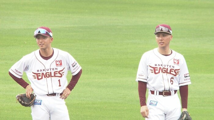 春季キャンプで共にショートの位置に就く村林一輝と宗山塁