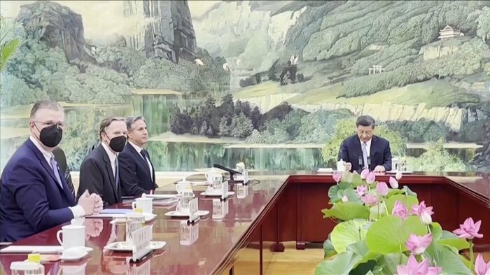 画面左手奥からブリンケン国務長官、バーンズ駐中国大使、クリテンブリンク国務次官補