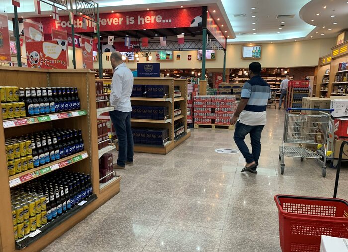 店内にはビールやワインなどが並ぶ
