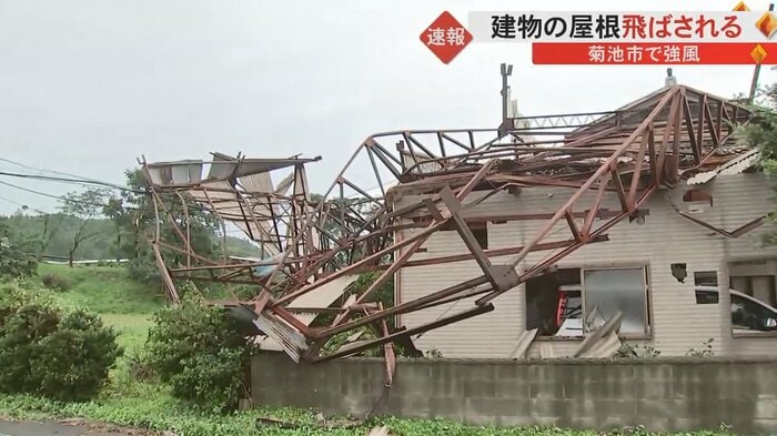 大きく曲がり倒された鉄骨