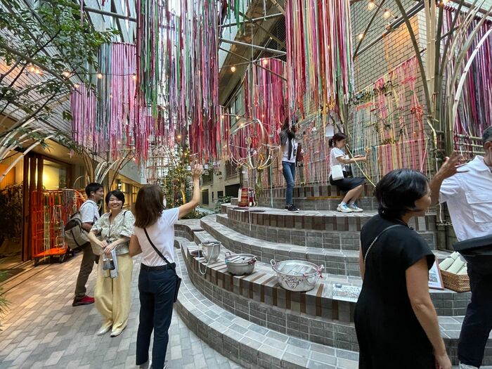 大手町のビルのはざまに現れるアート作品。ビジネスパーソンが創作に参加。