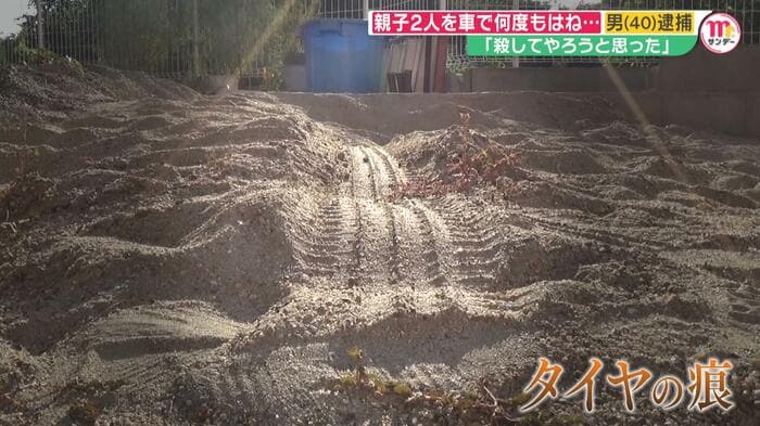砂地に残ったタイヤの跡