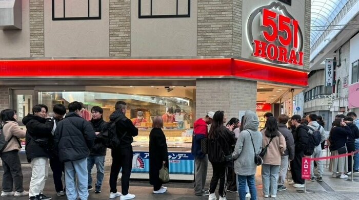 本店前に行列 午前9時50分ごろ撮影 大阪・中央区